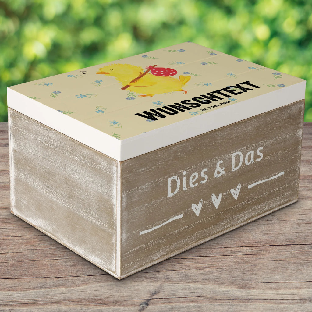Personalisierte Holzkiste Küken Wanderer Schatulle Personalisiert, Kiste Personalisiert, Geschenkbox Personalisiert, Schatzkiste mit Namen, Holzkiste Personalisiert, Schatulle mit Namen, Dekokiste Personalisiert, Holzkiste mit Namen, Dekokiste mit Namen, GEschenkdose Personalisiert, Kiste mit Namen, Truhe mit Namen, Erinnerungsbox Personalisiert, Aufbewahrungsbox Personalisiert, mit Namen, Erinnerungsbox mit Namen, Truhe Personalisiert, Aufbewahrungsbox mit Namen, Erinnerungskiste Personalisiert, Schatzkiste Personalisiert, Ostern Geschenk, Osterdeko, Geschenke zu Ostern, Ostergeschenke Kinder, Osterhase, Ostergeschenke, Ostern Kinder, Ostern, Osternest, Grüße, Freude, Reisen, Backpacker, Ei, Ostereier, Ostergrüße, Liebe Grüße, Frühlingsgefühle, Zeit, Osterei, Wunder, Weltenbummler, Flausen, Frohe Ostern, Küken, Zeitmanagement