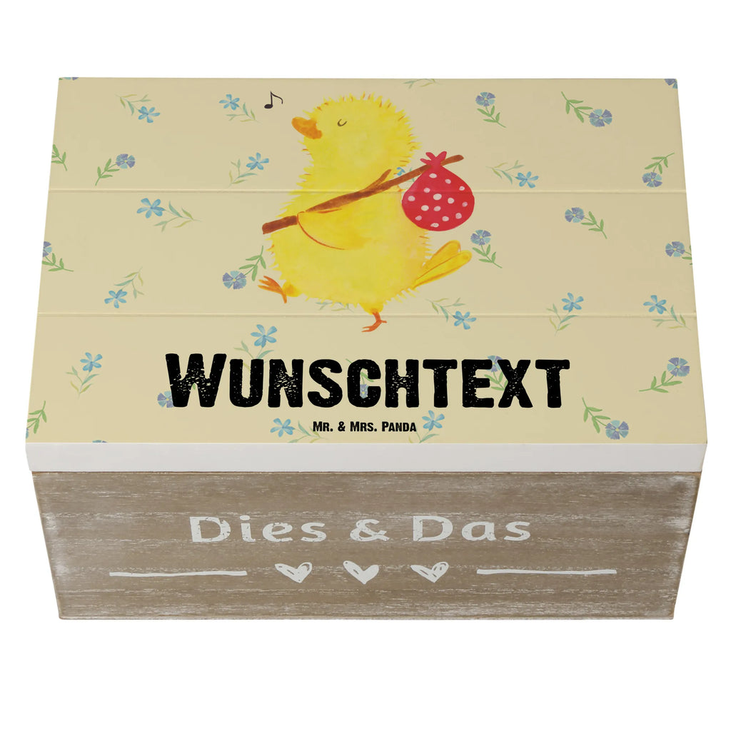 Personalisierte Holzkiste Küken Wanderer Schatulle Personalisiert, Kiste Personalisiert, Geschenkbox Personalisiert, Schatzkiste mit Namen, Holzkiste Personalisiert, Schatulle mit Namen, Dekokiste Personalisiert, Holzkiste mit Namen, Dekokiste mit Namen, GEschenkdose Personalisiert, Kiste mit Namen, Truhe mit Namen, Erinnerungsbox Personalisiert, Aufbewahrungsbox Personalisiert, mit Namen, Erinnerungsbox mit Namen, Truhe Personalisiert, Aufbewahrungsbox mit Namen, Erinnerungskiste Personalisiert, Schatzkiste Personalisiert, Ostern Geschenk, Osterdeko, Geschenke zu Ostern, Ostergeschenke Kinder, Osterhase, Ostergeschenke, Ostern Kinder, Ostern, Osternest, Grüße, Freude, Reisen, Backpacker, Ei, Ostereier, Ostergrüße, Liebe Grüße, Frühlingsgefühle, Zeit, Osterei, Wunder, Weltenbummler, Flausen, Frohe Ostern, Küken, Zeitmanagement