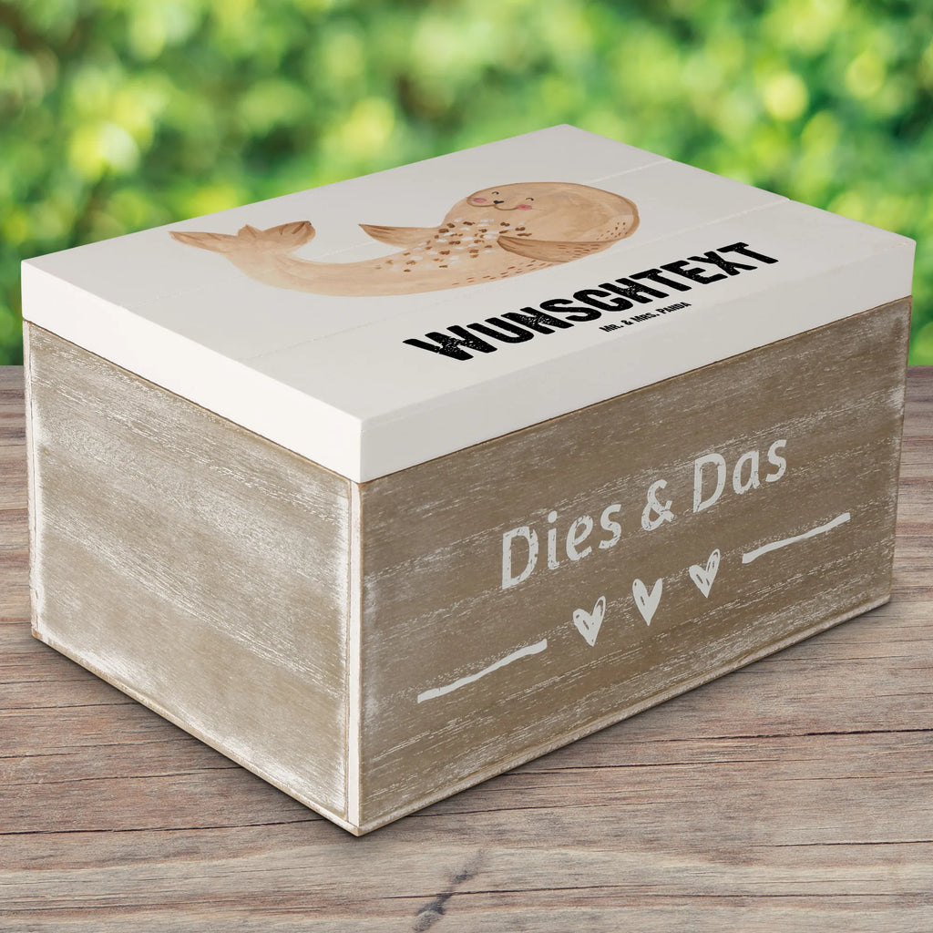 Personalisierte Holzkiste Robbe liegend Schatulle mit Namen, Schatzkiste mit Namen, mit Namen, Holzkiste mit Namen, Kiste Personalisiert, Aufbewahrungsbox Personalisiert, Geschenkbox Personalisiert, Dekokiste Personalisiert, Kiste mit Namen, Erinnerungsbox mit Namen, Erinnerungskiste Personalisiert, Schatzkiste Personalisiert, Erinnerungsbox Personalisiert, Holzkiste Personalisiert, Aufbewahrungsbox mit Namen, Truhe Personalisiert, GEschenkdose Personalisiert, Truhe mit Namen, Dekokiste mit Namen, Schatulle Personalisiert, Lustige Sprüche, Tiere, Tiermotive, Gute Laune, Nordsee, Seehund, Robbe, Meerestier, Strand, Lachen, Freude, Ostsee, Robben