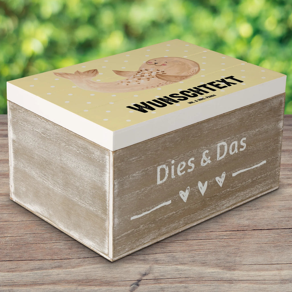Personalisierte Holzkiste Robbe liegend Schatulle mit Namen, Schatzkiste mit Namen, mit Namen, Holzkiste mit Namen, Kiste Personalisiert, Aufbewahrungsbox Personalisiert, Geschenkbox Personalisiert, Dekokiste Personalisiert, Kiste mit Namen, Erinnerungsbox mit Namen, Erinnerungskiste Personalisiert, Schatzkiste Personalisiert, Erinnerungsbox Personalisiert, Holzkiste Personalisiert, Aufbewahrungsbox mit Namen, Truhe Personalisiert, GEschenkdose Personalisiert, Truhe mit Namen, Dekokiste mit Namen, Schatulle Personalisiert, Lustige Sprüche, Tiere, Tiermotive, Gute Laune, Nordsee, Seehund, Robbe, Meerestier, Strand, Lachen, Freude, Ostsee, Robben