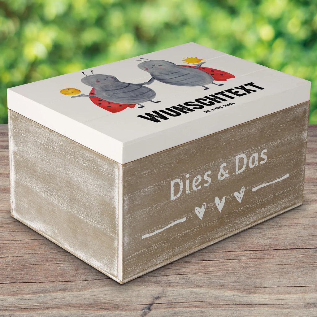 Personalisierte Holzkiste Sternzeichen Zwilling Schatulle mit Namen, Dekokiste Personalisiert, Aufbewahrungsbox mit Namen, Holzkiste Personalisiert, Aufbewahrungsbox Personalisiert, Kiste Personalisiert, Dekokiste mit Namen, Holzkiste mit Namen, mit Namen, Schatulle Personalisiert, Erinnerungsbox mit Namen, Schatzkiste Personalisiert, Erinnerungsbox Personalisiert, Truhe Personalisiert, Kiste mit Namen, GEschenkdose Personalisiert, Erinnerungskiste Personalisiert, Truhe mit Namen, Geschenkbox Personalisiert, Schatzkiste mit Namen, Sternzeichen, Tierkreiszeichen, Horoskop, Astrologie, Aszendent, Geburtstag Mai, Zwillingsschwester, Geschenk Mai, Glückskäfer, Marienkäfer, Zwilling Geschenk, Zwillingsbruder, Zwilling Sternzeichen, Zwillinge, Geschenk Juni