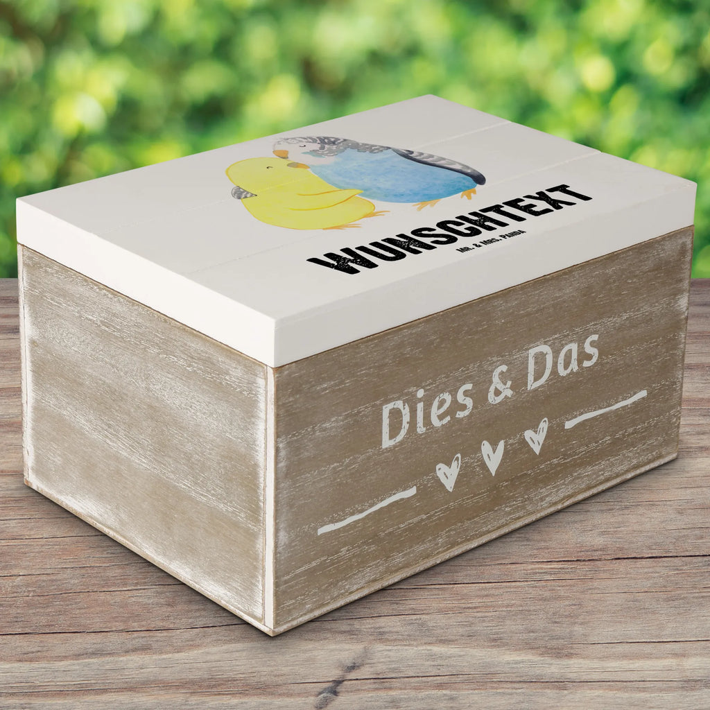 Personalisierte Holzkiste Wellensittich Liebe Truhe Personalisiert, Geschenkbox personalisiert, Schatzkiste mit Namen, Kiste mit Namen, Schatulle Personalisiert, GEschenkdose personalisiert, mit Namen, Erinnerungskiste, Truhe mit Namen, Dekokiste mit Namen, Aufbewahrungsbox Personalisiert, Kiste Personalisiert, Erinnerungsbox mit Namen, Holzkiste Personalisiert, Erinnerungsbox Personalisiert, Holzkiste mit Namen, Schatulle mit Namen, Erinnerungskiste Personalisiert, Aufbewahrungsbox mit Namen, Schatzkiste Personalisiert, Dekokiste Personalisiert, Liebe, Partner, Freund, Freundin, Ehemann, Ehefrau, Heiraten, Verlobung, Heiratsantrag, Liebesgeschenk, Jahrestag, Hocheitstag, Vögel, Kuscheln, Wellensittich, Nähe, Vertrauen