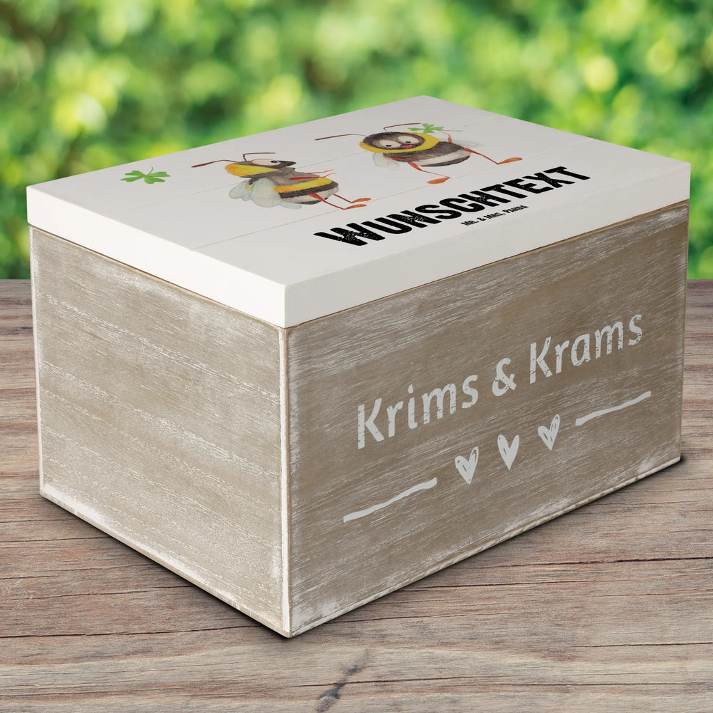 Personalisierte Holzkiste Hummeln Kleeblatt Erinnerungsbox mit Namen, Dekokiste mit Namen, Dekokiste Personalisiert, Truhe mit Namen, Holzkiste mit Namen, Kiste Personalisiert, Truhe Personalisiert, Schatzkiste Personalisiert, Schatzkiste mit Namen, Aufbewahrungsbox Personalisiert, Schatulle Personalisiert, Geschenkbox Personalisiert, Schatulle mit Namen, Kiste mit Namen, Erinnerungsbox Personalisiert, GEschenkdose Personalisiert, Holzkiste Personalisiert, mit Namen, Erinnerungskiste Personalisiert, Aufbewahrungsbox mit Namen, Lustige Sprüche, Tiere, Tiermotive, Gute Laune, glücklich sein, Hummel, Spruch Fröhlich, Biene, Biene Deko, Spruch schön, glücklich Werden, Spruch Positiv