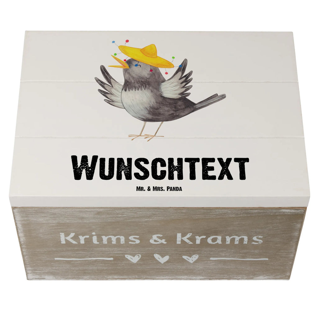 Personalizowane drewniane pudełko kruk Sombrero GEschenkdose Personalisiert, Schatzkiste mit Namen, Dekokiste mit Namen, Schatulle Personalisiert, Geschenkbox Personalisiert, Holzkiste Personalisiert, Truhe mit Namen, Kiste Personalisiert, Truhe Personalisiert, Holzkiste mit Namen, Schatulle mit Namen, Aufbewahrungsbox Personalisiert, Erinnerungsbox mit Namen, Schatzkiste Personalisiert, Erinnerungskiste Personalisiert, mit Namen, Dekokiste Personalisiert, Kiste mit Namen, Erinnerungsbox Personalisiert, Aufbewahrungsbox mit Namen, Lustige Sprüche, Tiere, Tiermotive, Gute Laune, Vogel, Rabe, Glück Spruch, glücklich sein, Froh, Elster, Vögel, Fröhlich sein, Motivation, Spruch Positiv