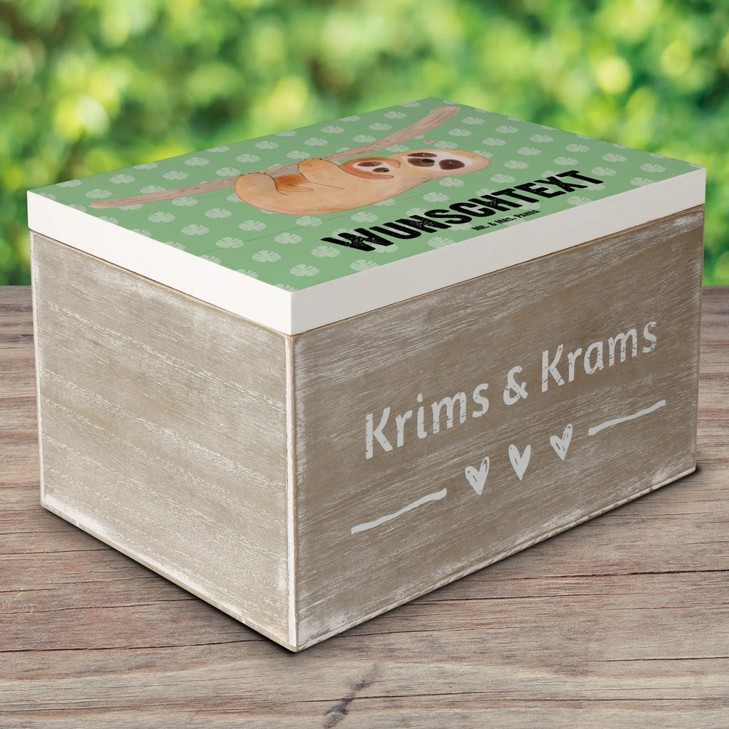Personalisierte Holzkiste Faultier Kind Holzkiste mit Namen, Aufbewahrungsbox Personalisiert, Schatzkiste mit Namen, Erinnerungskiste Personalisiert, GEschenkdose Personalisiert, mit Namen, Truhe mit Namen, Schatulle mit Namen, Holzkiste Personalisiert, Truhe Personalisiert, Erinnerungsbox mit Namen, Dekokiste mit Namen, Kiste mit Namen, Schatzkiste Personalisiert, Dekokiste Personalisiert, Schatulle Personalisiert, Kiste Personalisiert, Geschenkbox Personalisiert, Aufbewahrungsbox mit Namen, Erinnerungsbox Personalisiert, Faultier, Faultier Deko, Faultier Geschenk, Liebe, Baby, Geburt, Spaß, Mama, Mutter, Niedlichkeit, Kinder, Kind, Faulheit