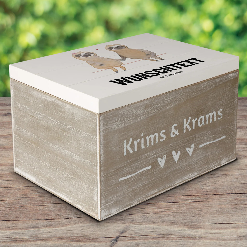 Personalisierte Holzkiste Faultier Pärchen Schatzkiste Personalisiert, Holzkiste mit Namen, Dekokiste Personalisiert, Truhe mit Namen, Truhe Personalisiert, Dekokiste mit Namen, Holzkiste Personalisiert, Aufbewahrungsbox mit Namen, Erinnerungsbox Personalisiert, Erinnerungsbox mit Namen, mit Namen, Aufbewahrungsbox Personalisiert, Erinnerungskiste Personalisiert, GEschenkdose Personalisiert, Schatulle Personalisiert, Schatzkiste mit Namen, Geschenkbox Personalisiert, Schatulle mit Namen, Kiste Personalisiert, Kiste mit Namen, Faultier, Faultier Deko, Faultier Geschenk, Gemeinsam, Liebe, Faultierliebe, Liebespaar, Verlobt, Langsamkeit, Verliebt, Beziehung, Relaxen, faul, Lieblingstier, Faultierpärchen, Pärchen, Faultiere