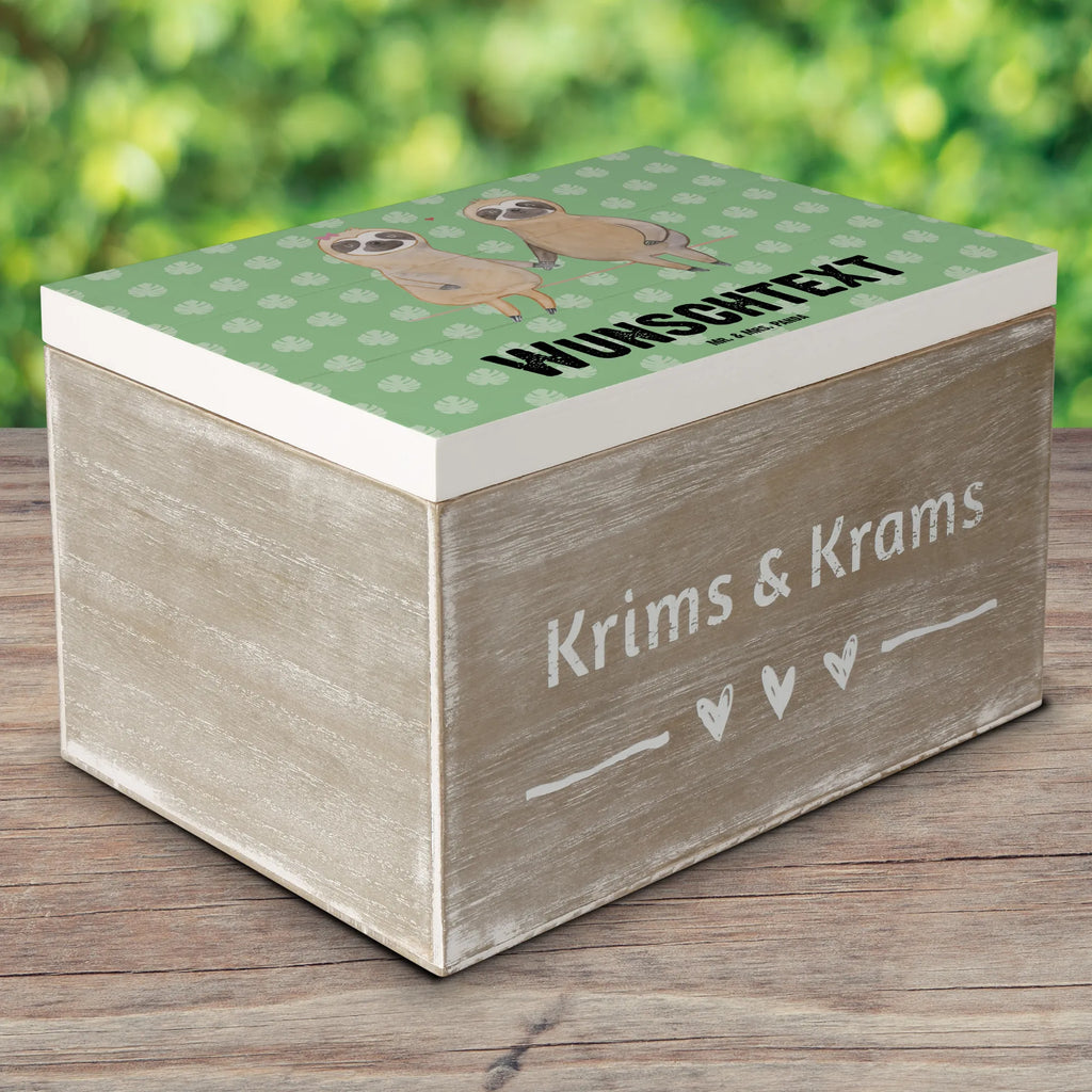 Personalisierte Holzkiste Faultier Pärchen Schatzkiste Personalisiert, Holzkiste mit Namen, Dekokiste Personalisiert, Truhe mit Namen, Truhe Personalisiert, Dekokiste mit Namen, Holzkiste Personalisiert, Aufbewahrungsbox mit Namen, Erinnerungsbox Personalisiert, Erinnerungsbox mit Namen, mit Namen, Aufbewahrungsbox Personalisiert, Erinnerungskiste Personalisiert, GEschenkdose Personalisiert, Schatulle Personalisiert, Schatzkiste mit Namen, Geschenkbox Personalisiert, Schatulle mit Namen, Kiste Personalisiert, Kiste mit Namen, Faultier, Faultier Deko, Faultier Geschenk, Gemeinsam, Liebe, Faultierliebe, Liebespaar, Verlobt, Langsamkeit, Verliebt, Beziehung, Relaxen, faul, Lieblingstier, Faultierpärchen, Pärchen, Faultiere