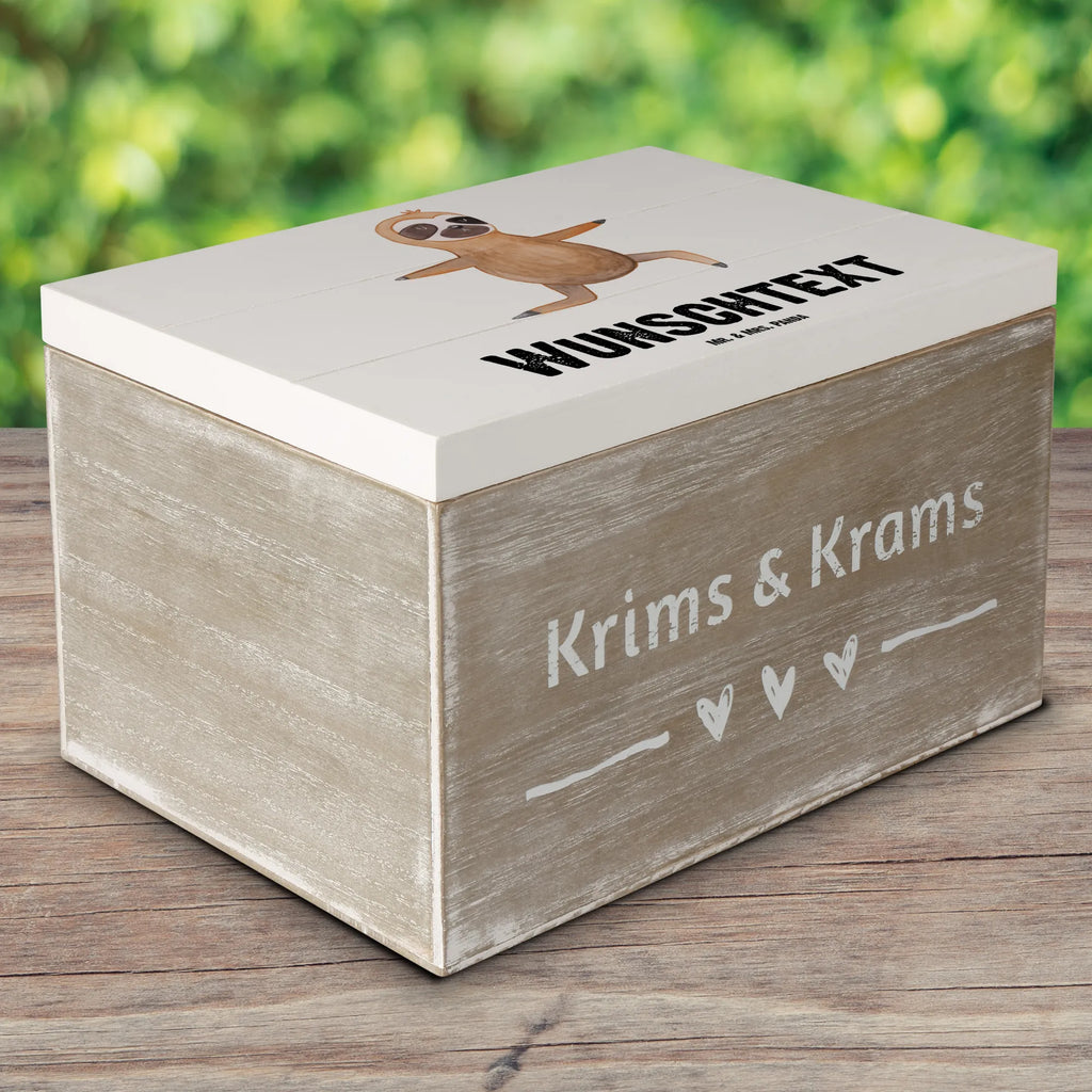 Personalisierte Holzkiste Faultier Yoga Truhe mit Namen, Dekokiste Personalisiert, Erinnerungsbox mit Namen, Schatzkiste Personalisiert, Holzkiste Personalisiert, Holzkiste mit Namen, Erinnerungsbox Personalisiert, Dekokiste mit Namen, Geschenkbox Personalisiert, Schatulle mit Namen, Aufbewahrungsbox Personalisiert, Kiste Personalisiert, GEschenkdose Personalisiert, Truhe Personalisiert, mit Namen, Erinnerungskiste Personalisiert, Aufbewahrungsbox mit Namen, Kiste mit Namen, Schatulle Personalisiert, Schatzkiste mit Namen, Faultier, Faultier Deko, Faultier Geschenk, Lieblingstier, Gelassenheit, faul, Entspannung, Krieger, Faultiere, Yogaübungen, Yoga, Meditation, Namaste, Atmung