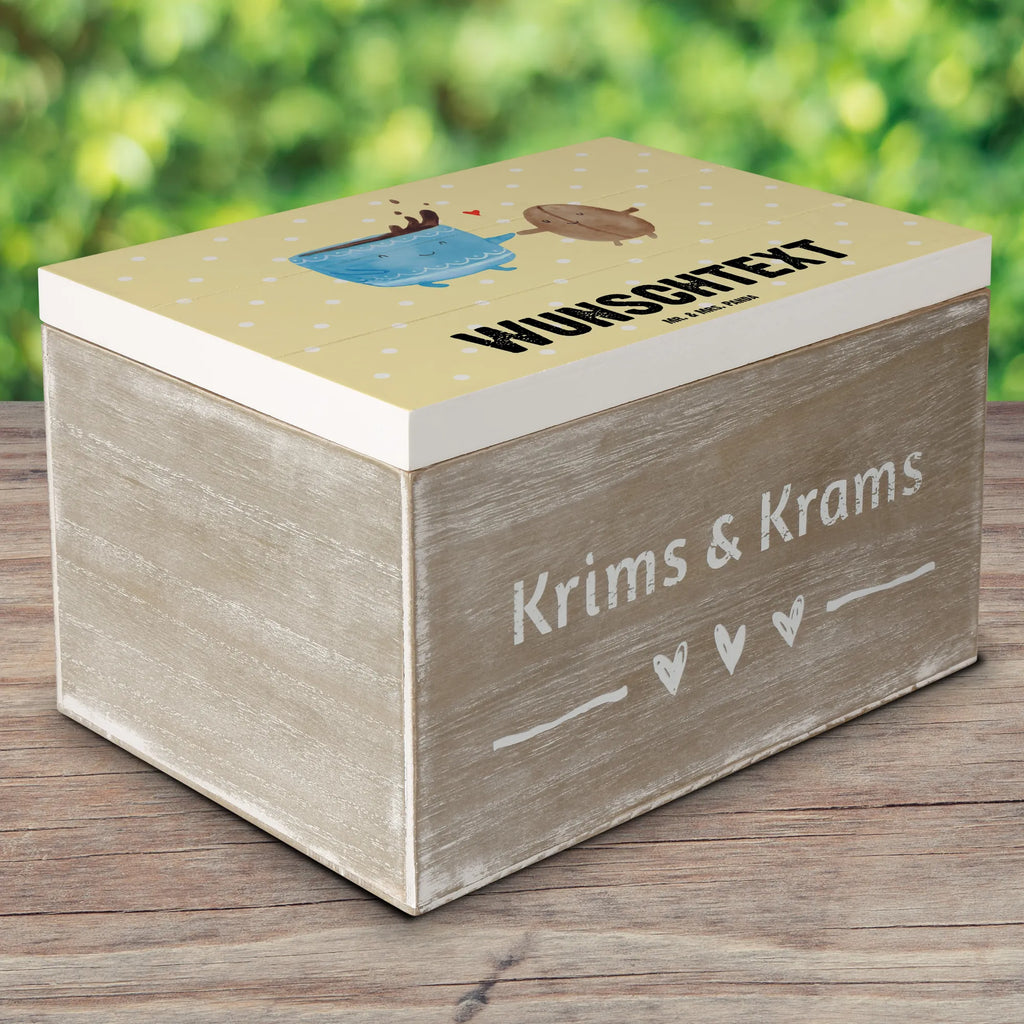 Personalised wooden chest Coffee Bean Truhe mit Namen, Truhe Personalisiert, GEschenkdose Personalisiert, Schatulle Personalisiert, Aufbewahrungsbox mit Namen, Geschenkbox Personalisiert, mit Namen, Erinnerungsbox mit Namen, Dekokiste Personalisiert, Erinnerungskiste Personalisiert, Kiste Personalisiert, Schatzkiste mit Namen, Schatulle mit Namen, Holzkiste Personalisiert, Schatzkiste Personalisiert, Kiste mit Namen, Erinnerungsbox Personalisiert, Aufbewahrungsbox Personalisiert, Holzkiste mit Namen, Dekokiste mit Namen, Lustige Sprüche, Tiere, Tiermotive, Gute Laune, Kaffee, Kaffeebohne, Genuss, Zufriedenheit, Glück