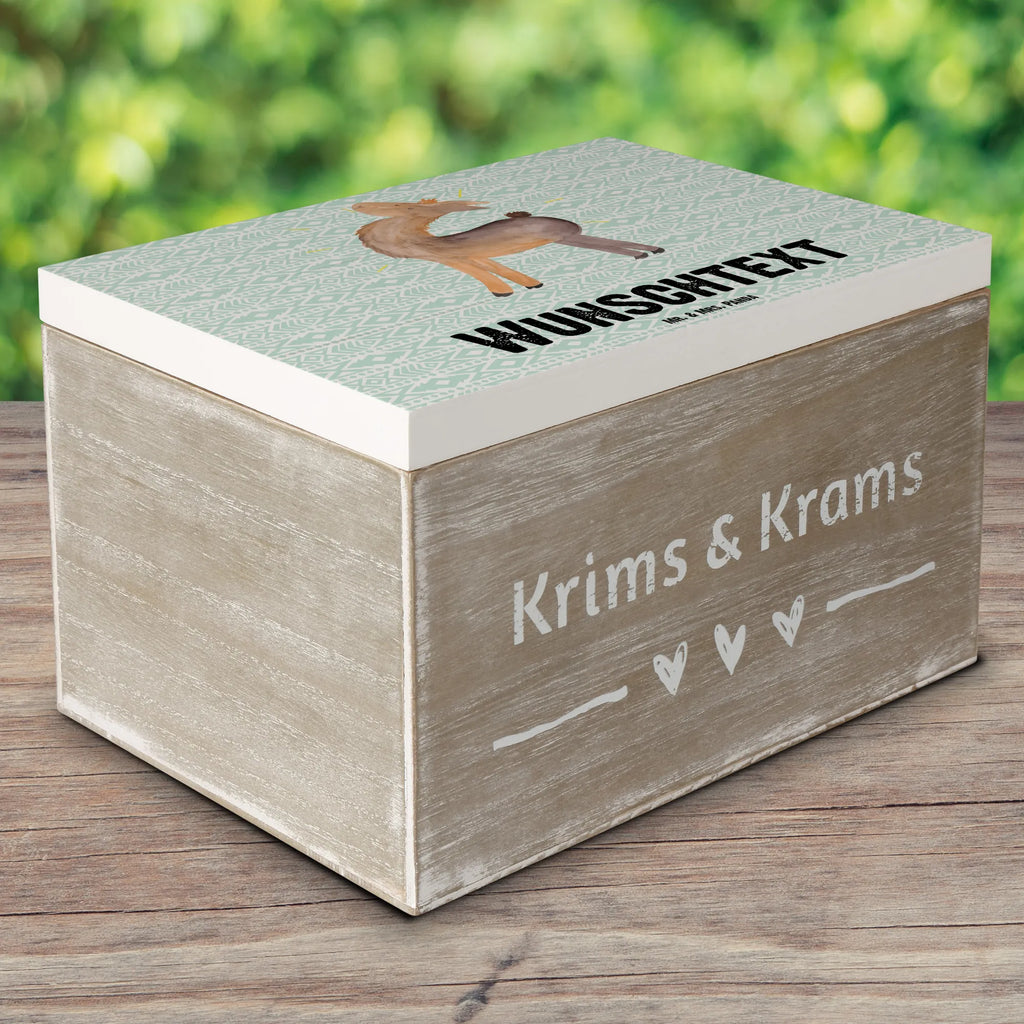 Personalisierte Holzkiste Lama Stolz Schatulle Personalisiert, Aufbewahrungsbox Personalisiert, Truhe Personalisiert, Aufbewahrungsbox mit Namen, Erinnerungskiste, Kiste Personalisiert, Kiste mit Namen, mit Namen, Dekokiste mit Namen, Dekokiste Personalisiert, Holzkiste Personalisiert, Schatzkiste mit Namen, Erinnerungskiste Personalisiert, Schatulle mit Namen, Geschenkbox personalisiert, Erinnerungsbox Personalisiert, Schatzkiste Personalisiert, Holzkiste mit Namen, Truhe mit Namen, GEschenkdose personalisiert, Erinnerungsbox mit Namen, Lama, Alpaka, stolz, Familie, Freundinnen, beste Freundin, Neustart, Lamas, Kumpel, Freundin, Hippie, Außenseiter, Family, Anders
