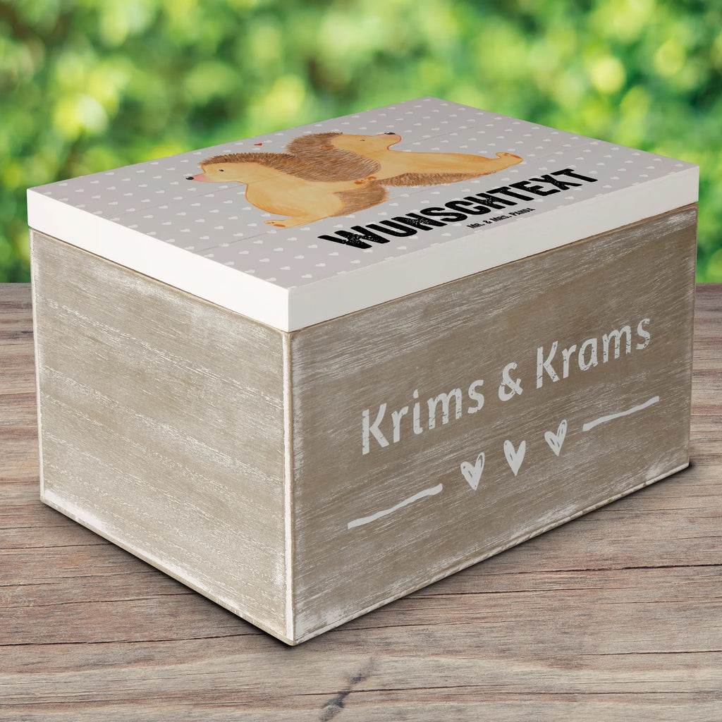 Personalisierte Holzkiste Igel händchenhaltend Erinnerungskiste Personalisiert, Geschenkbox Personalisiert, Schatulle Personalisiert, Holzkiste Personalisiert, Kiste Personalisiert, Schatulle mit Namen, Truhe mit Namen, Erinnerungsbox Personalisiert, Kiste mit Namen, Aufbewahrungsbox Personalisiert, Aufbewahrungsbox mit Namen, mit Namen, Dekokiste Personalisiert, Dekokiste mit Namen, Erinnerungsbox mit Namen, Schatzkiste mit Namen, Truhe Personalisiert, Schatzkiste Personalisiert, GEschenkdose Personalisiert, Holzkiste mit Namen, Partner, Ehemann, Heiratsantrag, Ehefrau, Liebe, Freund, Hocheitstag, Liebesgeschenk, Jahrestag, Freundin, Heiraten, Verlobung, Igelliebe, Geschenk für Zwei, Liebesbeweis, Lieblingsmensch, Love, Hand in Hand, Große Liebe, Igel, Liebesbotschaft, Gemeinsamkeit, Hochzeit