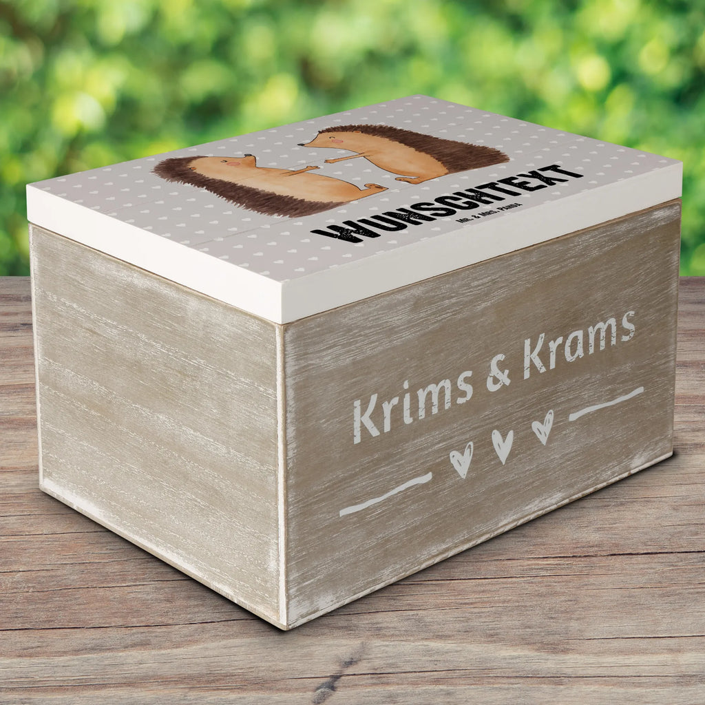 Personalisierte Holzkiste Igel Liebe Dekokiste mit Namen, Dekokiste Personalisiert, Geschenkbox personalisiert, Schatulle mit Namen, Erinnerungsbox mit Namen, Schatzkiste Personalisiert, Holzkiste Personalisiert, Truhe mit Namen, Erinnerungskiste Personalisiert, mit Namen, Erinnerungsbox Personalisiert, Schatulle Personalisiert, Aufbewahrungsbox mit Namen, Truhe Personalisiert, Erinnerungskiste, GEschenkdose personalisiert, Aufbewahrungsbox Personalisiert, Schatzkiste mit Namen, Holzkiste mit Namen, Kiste Personalisiert, Kiste mit Namen, Liebe, Partner, Freund, Freundin, Ehemann, Ehefrau, Heiraten, Verlobung, Heiratsantrag, Liebesgeschenk, Jahrestag, Hocheitstag, Liebesbeweis, Hochzeit, Verlobt, Verheiratet, Hochzeitstag, Igel, Geschenk, Verliebt