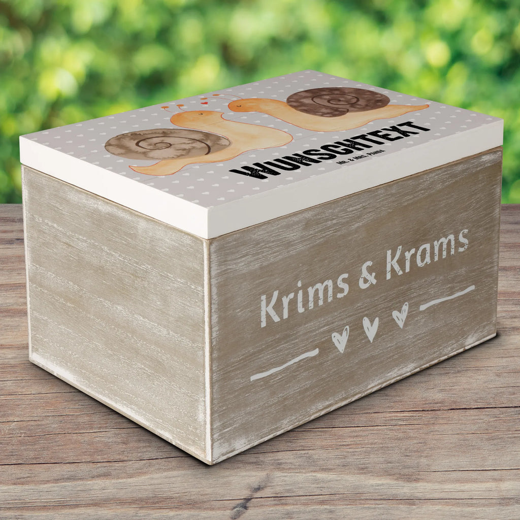 Personalisierte Holzkiste Schnecken Liebe Schatulle mit Namen, Dekokiste Personalisiert, Schatzkiste mit Namen, Erinnerungskiste, Holzkiste Personalisiert, Truhe mit Namen, mit Namen, Dekokiste mit Namen, Erinnerungskiste Personalisiert, Schatzkiste Personalisiert, Schatulle Personalisiert, GEschenkdose personalisiert, Aufbewahrungsbox mit Namen, Truhe Personalisiert, Holzkiste mit Namen, Kiste mit Namen, Geschenkbox personalisiert, Erinnerungsbox Personalisiert, Kiste Personalisiert, Aufbewahrungsbox Personalisiert, Erinnerungsbox mit Namen, Liebe, Partner, Freund, Freundin, Ehemann, Ehefrau, Heiraten, Verlobung, Heiratsantrag, Liebesgeschenk, Jahrestag, Hocheitstag