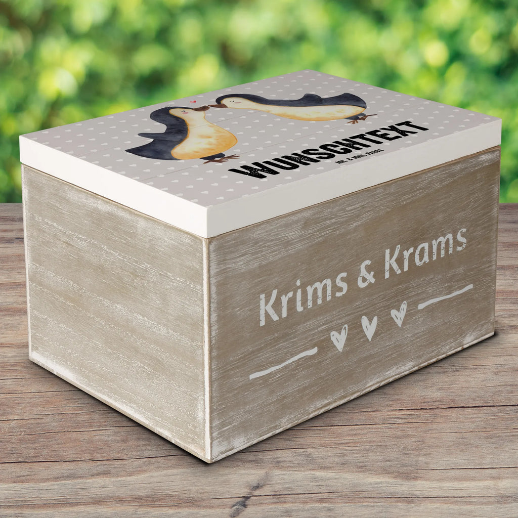 Personalisierte Holzkiste Pinguin Liebe Holzkiste mit Namen, Dekokiste Personalisiert, Aufbewahrungsbox mit Namen, Holzkiste Personalisiert, Erinnerungsbox Personalisiert, Schatulle Personalisiert, Kiste Personalisiert, GEschenkdose personalisiert, Schatzkiste mit Namen, Aufbewahrungsbox Personalisiert, Erinnerungskiste Personalisiert, Dekokiste mit Namen, Erinnerungskiste, Truhe Personalisiert, Kiste mit Namen, Erinnerungsbox mit Namen, Schatzkiste Personalisiert, Geschenkbox personalisiert, Truhe mit Namen, mit Namen, Schatulle mit Namen, Liebe, Partner, Freund, Freundin, Ehemann, Ehefrau, Heiraten, Verlobung, Heiratsantrag, Liebesgeschenk, Jahrestag, Hocheitstag, Geschenk Hochzeitstag, Pinguin, Hochzeitstag, Verlobter, Verlobte, Pinguinpaar, Pinguin Paar, Geschenkidee, Love, Liebesspruch, Hochzeit, Geschenk Freundin, Pinguine, Paar, Geschenk Freund, Liebesbeweis, Gastgeschenk, Pärchen. Liebespaar, Pinguin Liebe