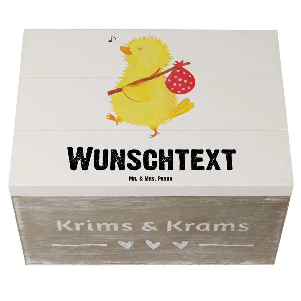 Personalisierte Holzkiste Küken Wanderer Schatulle Personalisiert, Kiste Personalisiert, Geschenkbox Personalisiert, Schatzkiste mit Namen, Holzkiste Personalisiert, Schatulle mit Namen, Dekokiste Personalisiert, Holzkiste mit Namen, Dekokiste mit Namen, GEschenkdose Personalisiert, Kiste mit Namen, Truhe mit Namen, Erinnerungsbox Personalisiert, Aufbewahrungsbox Personalisiert, mit Namen, Erinnerungsbox mit Namen, Truhe Personalisiert, Aufbewahrungsbox mit Namen, Erinnerungskiste Personalisiert, Schatzkiste Personalisiert, Ostern Geschenk, Osterdeko, Geschenke zu Ostern, Ostergeschenke Kinder, Osterhase, Ostergeschenke, Ostern Kinder, Ostern, Osternest, Grüße, Freude, Reisen, Backpacker, Ei, Ostereier, Ostergrüße, Liebe Grüße, Frühlingsgefühle, Zeit, Osterei, Wunder, Weltenbummler, Flausen, Frohe Ostern, Küken, Zeitmanagement