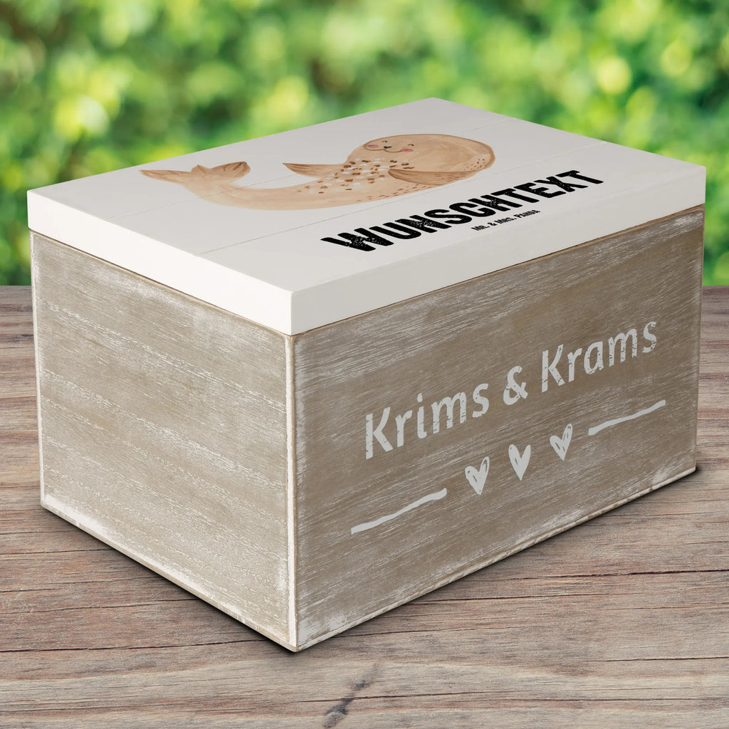 Personalisierte Holzkiste Robbe liegend Schatulle mit Namen, Schatzkiste mit Namen, mit Namen, Holzkiste mit Namen, Kiste Personalisiert, Aufbewahrungsbox Personalisiert, Geschenkbox Personalisiert, Dekokiste Personalisiert, Kiste mit Namen, Erinnerungsbox mit Namen, Erinnerungskiste Personalisiert, Schatzkiste Personalisiert, Erinnerungsbox Personalisiert, Holzkiste Personalisiert, Aufbewahrungsbox mit Namen, Truhe Personalisiert, GEschenkdose Personalisiert, Truhe mit Namen, Dekokiste mit Namen, Schatulle Personalisiert, Lustige Sprüche, Tiere, Tiermotive, Gute Laune, Nordsee, Seehund, Robbe, Meerestier, Strand, Lachen, Freude, Ostsee, Robben