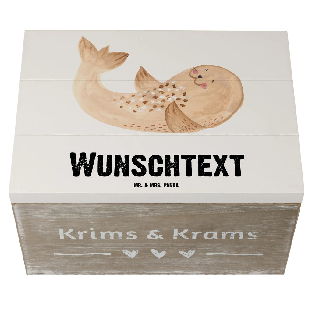 Personalisierte Holzkiste Robbe liegend Schatulle mit Namen, Schatzkiste mit Namen, mit Namen, Holzkiste mit Namen, Kiste Personalisiert, Aufbewahrungsbox Personalisiert, Geschenkbox Personalisiert, Dekokiste Personalisiert, Kiste mit Namen, Erinnerungsbox mit Namen, Erinnerungskiste Personalisiert, Schatzkiste Personalisiert, Erinnerungsbox Personalisiert, Holzkiste Personalisiert, Aufbewahrungsbox mit Namen, Truhe Personalisiert, GEschenkdose Personalisiert, Truhe mit Namen, Dekokiste mit Namen, Schatulle Personalisiert, Lustige Sprüche, Tiere, Tiermotive, Gute Laune, Nordsee, Seehund, Robbe, Meerestier, Strand, Lachen, Freude, Ostsee, Robben