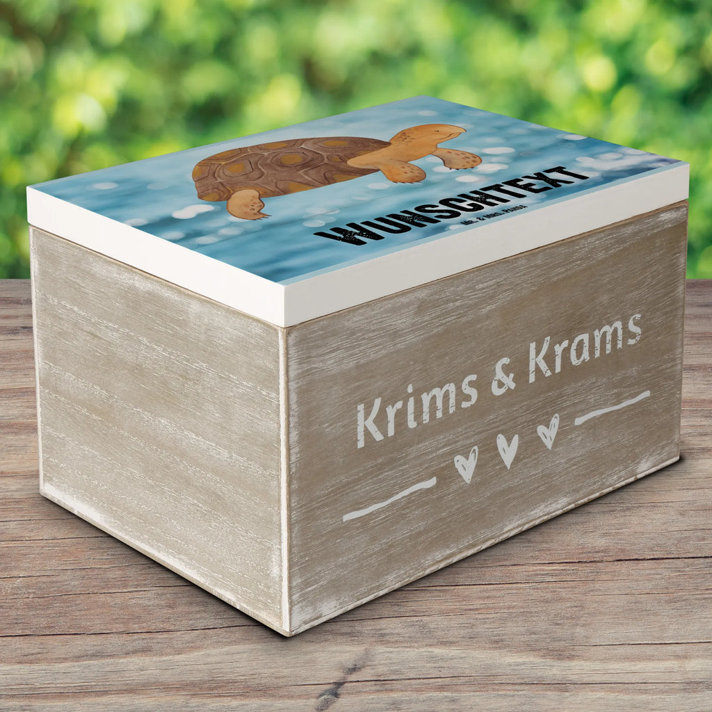 Personalised wooden chest tortoise March Truhe mit Namen, Schatulle mit Namen, Dekokiste mit Namen, Holzkiste Personalisiert, Dekokiste Personalisiert, Kiste Personalisiert, Aufbewahrungsbox Personalisiert, Schatzkiste mit Namen, Erinnerungsbox mit Namen, Kiste mit Namen, Holzkiste mit Namen, Geschenkbox Personalisiert, Aufbewahrungsbox mit Namen, Schatzkiste Personalisiert, GEschenkdose Personalisiert, Erinnerungsbox Personalisiert, mit Namen, Schatulle Personalisiert, Erinnerungskiste Personalisiert, Truhe Personalisiert, Urlaub, Meerestiere, Meer, Schildkröten, Get Lost, Motivation, Abenteuer, Schildkröte, Lieblingsmensch, Neustart, Reiselust, Inspiration