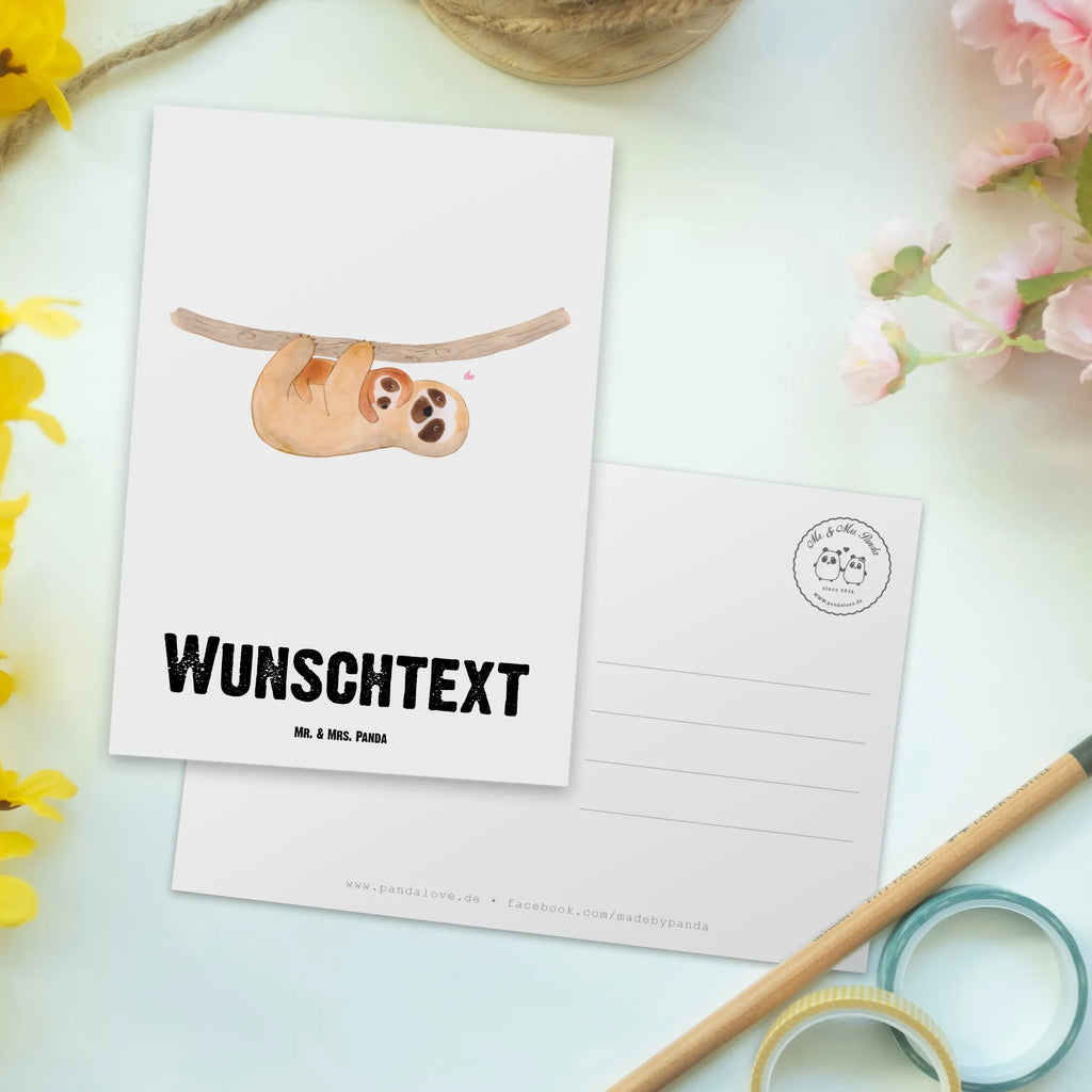 Personalisierte Postkarte Faultier mit Kind Einladung mit Namen, Ansichtskarte mit Namen, Geschenkkarte mit Namen, Postkarte mit Wunschtext, Geschenkkarte mit Wunschtext, Postkarte mit Namen, Postkarte bedrucken, Ansichtskarte mit Wunschtext, Grußkarte mit Namen, Grußkarte mit Wunschtext, Karte mit Namen, Einladung mit Wunschtext, Postkarte personalisierbar, Karte mit Wunschtext, Faultier, Faultier Geschenk, Faultier Deko, Kind, Geburt, Mama, Faulheit, Liebe, Kinder, Mutter, Niedlichkeit, Baby, Spaß