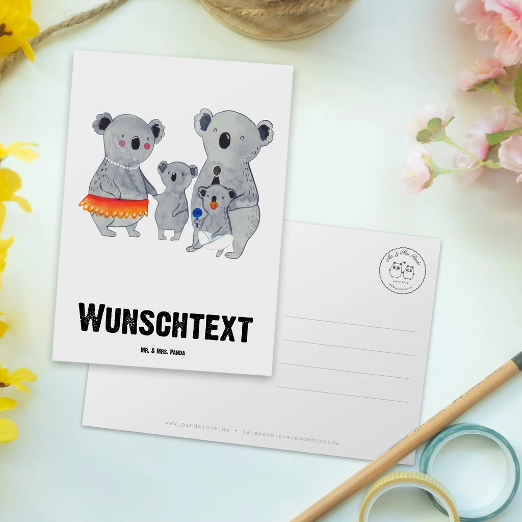 Personalisierte Postkarte Koala Familie Postkarte mit Wunschtext, Grußkarte mit Wunschtext, Postkarte mit Namen, Postkarte personalisierbar, Einladung mit Namen, Einladung mit Wunschtext, Ansichtskarte mit Wunschtext, Karte mit Wunschtext, Grußkarte mit Namen, Geschenkkarte mit Wunschtext, Karte mit Namen, Geschenkkarte mit Namen, Ansichtskarte mit Namen, Postkarte bedrucken, Familie, Vatertag, Muttertag, Bruder, Schwester, Mama, Papa, Oma, Opa, Geschwister, Familienleben, Koalas, Kinder, Family, Koala