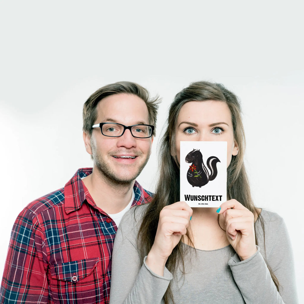 Personalisierte Postkarte Stinktier Blume Ansichtskarte mit Wunschtext, Grußkarte mit Namen, Grußkarte mit Wunschtext, Postkarte bedrucken, Karte mit Namen, Einladung mit Namen, Karte mit Wunschtext, Postkarte mit Wunschtext, Ansichtskarte mit Namen, Einladung mit Wunschtext, Geschenkkarte mit Wunschtext, Postkarte personalisierbar, Postkarte mit Namen, Geschenkkarte mit Namen, Stinktier, Skunk, verträumt, Stinki, Träume, Stinker, Dreams, Tagträumer, Wildtier, Raubtier