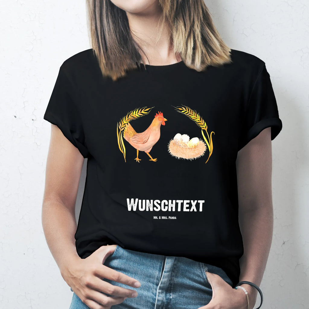 Personalised T-Shirt Chicken Proud Frauen, T-Shirt Personalisiert, Männer, Bedrucken, T-Shirt mit Namen, Wunschtext, T-Shirt mit Aufruck, Bauernhof, Hoftiere, Landwirt, Landwirtin, Schwangerschaft, Geburt, Spruch, Henne, Hühner, Hahn, Motivation, Landleben, Eier, Magie, Hof