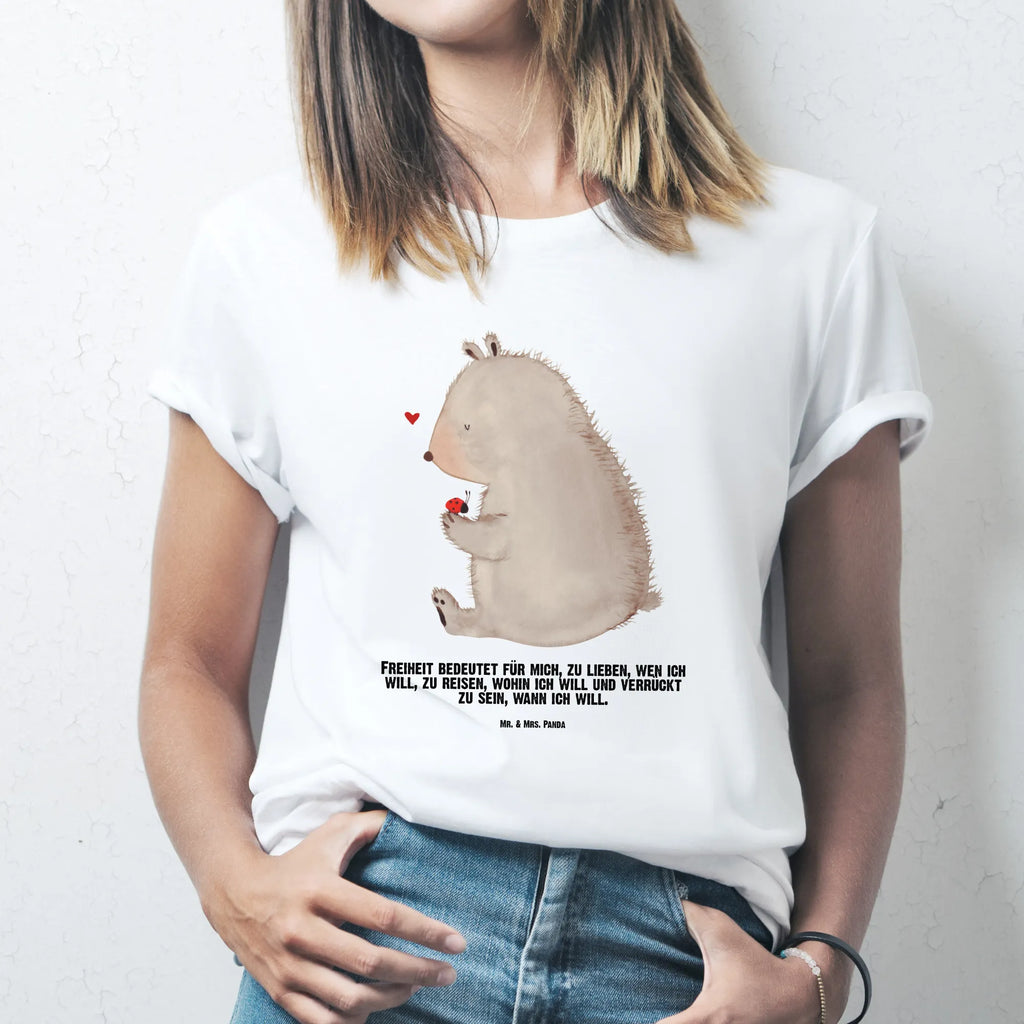 Personalisiertes T-Shirt Bär mit Marienkäfer Wunschtext, T-Shirt mit Aufruck, T-Shirt Personalisiert, T-Shirt mit Namen, Bedrucken, Teddybär, Bär, Teddy, Liebe, Motivation, Marienkäfer, Das Leben Ist schön, Freiheit