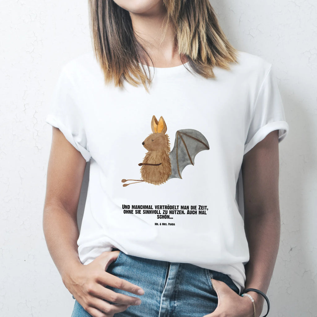Personalisiertes T-Shirt Fledermaus sitzend T-Shirt mit Aufruck, Wunschtext, T-Shirt mit Namen, T-Shirt Personalisiert, Bedrucken, Lustige Sprüche, Gute Laune, Tiere, Tiermotive, Entspannen, Fledermäuse, Fledermaus, Motivation