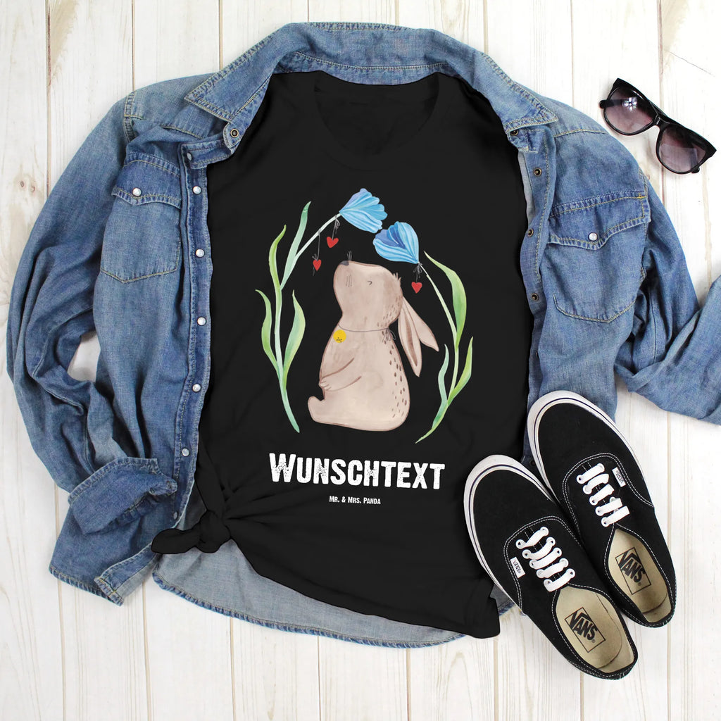 Personalisiertes T-Shirt Hase Blume Wunschtext, T-Shirt mit Namen, Männer, T-Shirt mit Aufruck, T-Shirt Personalisiert, Frauen, Bedrucken, Ostern, Osterhase, Ostergeschenke, Osternest, Osterdeko, Geschenke zu Ostern, Ostern Geschenk, Ostergeschenke Kinder, Ostern Kinder, Kind, erstes Kind, Kaninchen, Taufe, Träume, Kindergeburtstag, Geburt, Schwangerschaft, Taufgeschenk, Hase, Geburtstag, Hoffnung