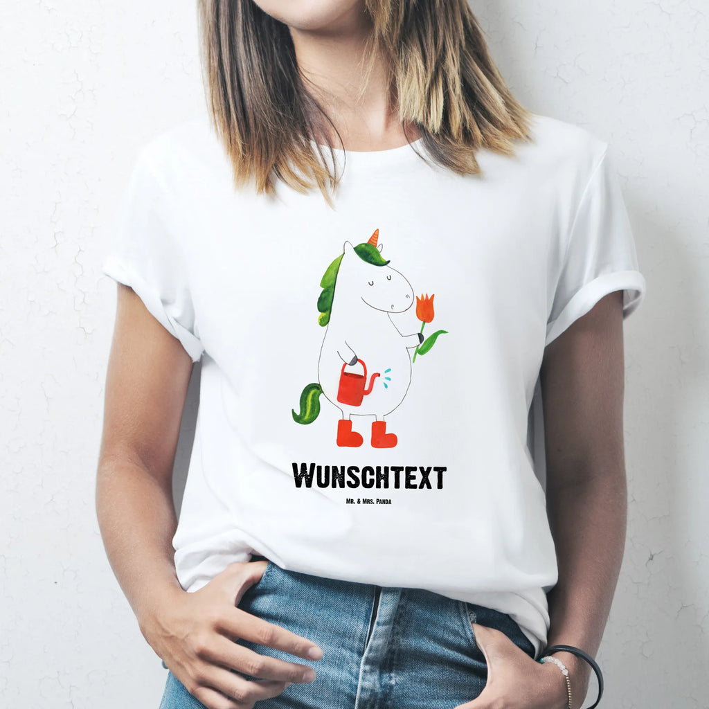 Personalisiertes T-Shirt Einhorn Gärtner T-Shirt mit Namen, T-Shirt Personalisiert, Bedrucken, Frauen, Wunschtext, Männer, T-Shirt mit Aufruck, Einhorn, Einhörner, Einhorn Deko, Unicorn, Gießkanne, Garten, Luftballon, Freundin, Freude, Blume, Lebenslust, Stiefel, Giesskanne
