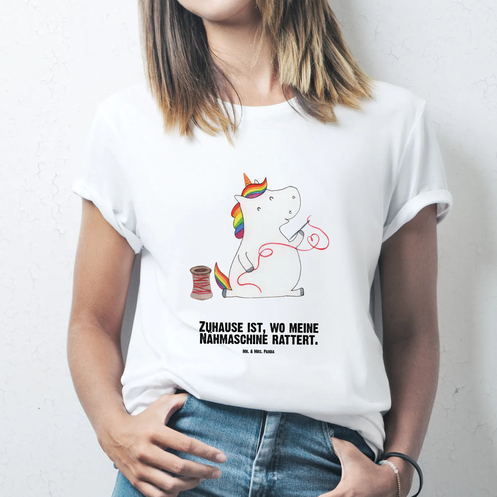 Personalisiertes T-Shirt Einhorn Näherin T-Shirt Personalisiert, Frauen, T-Shirt mit Namen, Männer, Bedrucken, T-Shirt mit Aufruck, Wunschtext, Einhorn, Einhörner, Einhorn Deko, Unicorn, Mädchen, basteln, Häkeln, Nähzimmer, Freundin, nähen, Näherin, Stricken