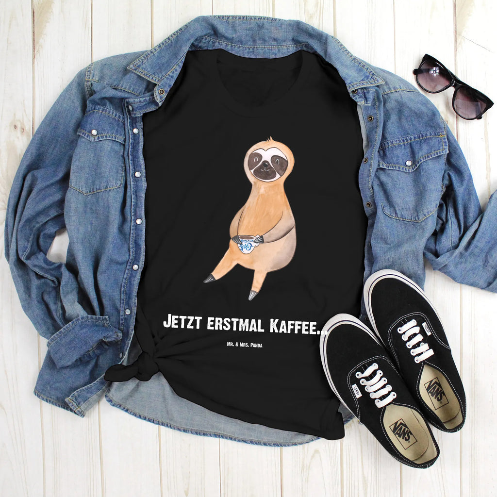 Personalisiertes T-Shirt Faultier Kaffee Wunschtext, T-Shirt mit Namen, T-Shirt mit Aufruck, T-Shirt Personalisiert, Bedrucken, Faultier, Faultier Geschenk, Faultier Deko, Faultiere, Kaffeetasse, Kaffee, Frühaufsteher, faul, Kaffeegetränk, Coffee, Genießer, Lieblingstier, Erster Kaffee, Morgenmuffel