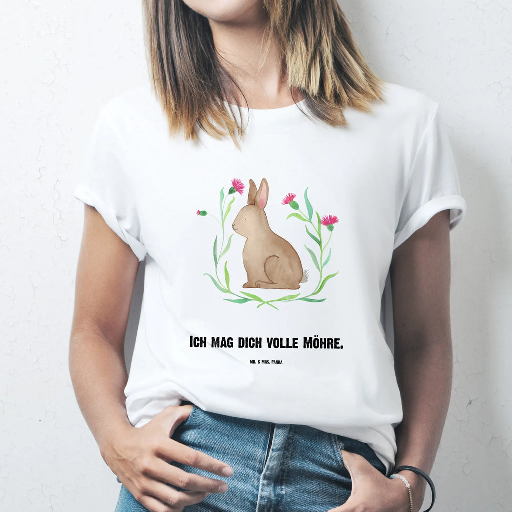 Personalisiertes T-Shirt Hase sitzend T-Shirt Personalisiert, Bedrucken, Wunschtext, T-Shirt mit Namen, T-Shirt mit Aufruck, Osternest, Ostern Geschenk, Osterdeko, Ostergeschenke Kinder, Ostergeschenke, Ostern Kinder, Osterhase, Geschenke zu Ostern, Ostern, Hase, Osterblume, Liebe, Kaninchen, Frohe Ostern, Grüße, Ostergrüße