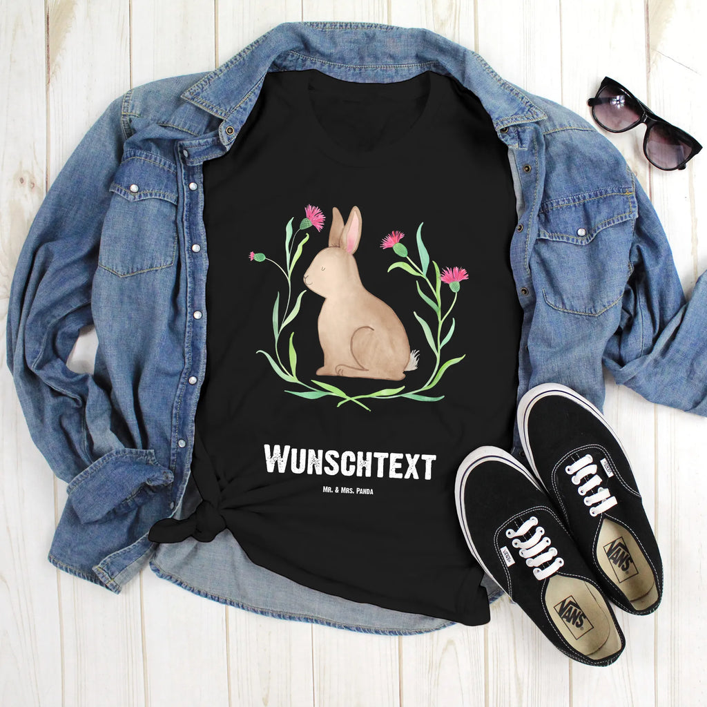 Personalisiertes T-Shirt Hase sitzend T-Shirt Personalisiert, Bedrucken, Wunschtext, T-Shirt mit Namen, T-Shirt mit Aufruck, Osternest, Ostern Geschenk, Osterdeko, Ostergeschenke Kinder, Ostergeschenke, Ostern Kinder, Osterhase, Geschenke zu Ostern, Ostern, Hase, Osterblume, Liebe, Kaninchen, Frohe Ostern, Grüße, Ostergrüße
