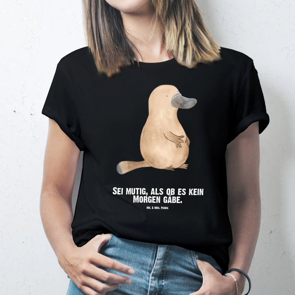 Personalised T-Shirt platypus courage Wunschtext, T-Shirt mit Aufruck, T-Shirt Personalisiert, Bedrucken, T-Shirt mit Namen, Meer, Urlaub, Meerestiere, Neuanfang, Mut, Lebensweisheit, Weltreise, Neustart, Schnabeltier, Motivation, Schnabeltiere, Training, Arbeit, Raodtrip, Büro, mutig