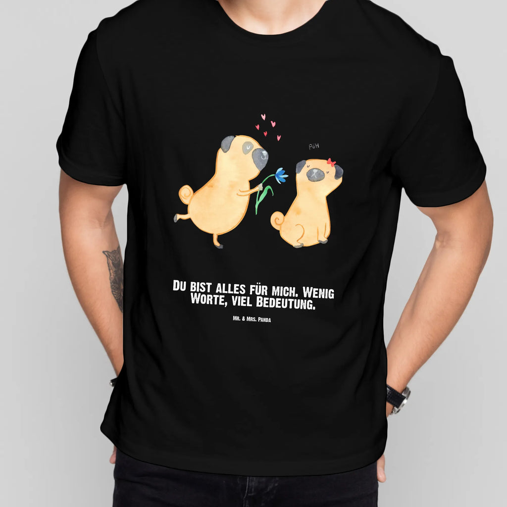 Personalisiertes T-Shirt Mops Verliebt Bedrucken, T-Shirt Personalisiert, T-Shirt mit Namen, Wunschtext, T-Shirt mit Aufruck, Hundemotiv, Hund, Sprüche, Hunderasse, Hundebesitzer, Haustier, Tierliebhaber, Geschenk Freund, Partner, Verliebt, Möpse, Hundeliebe, Mops, Liebe, Liebesspruch. Verlobt