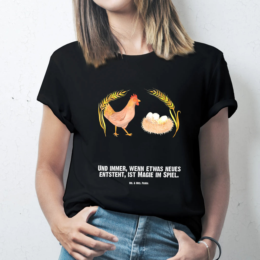 Personalised T-Shirt Chicken Proud Frauen, T-Shirt Personalisiert, Männer, Bedrucken, T-Shirt mit Namen, Wunschtext, T-Shirt mit Aufruck, Bauernhof, Hoftiere, Landwirt, Landwirtin, Schwangerschaft, Geburt, Spruch, Henne, Hühner, Hahn, Motivation, Landleben, Eier, Magie, Hof