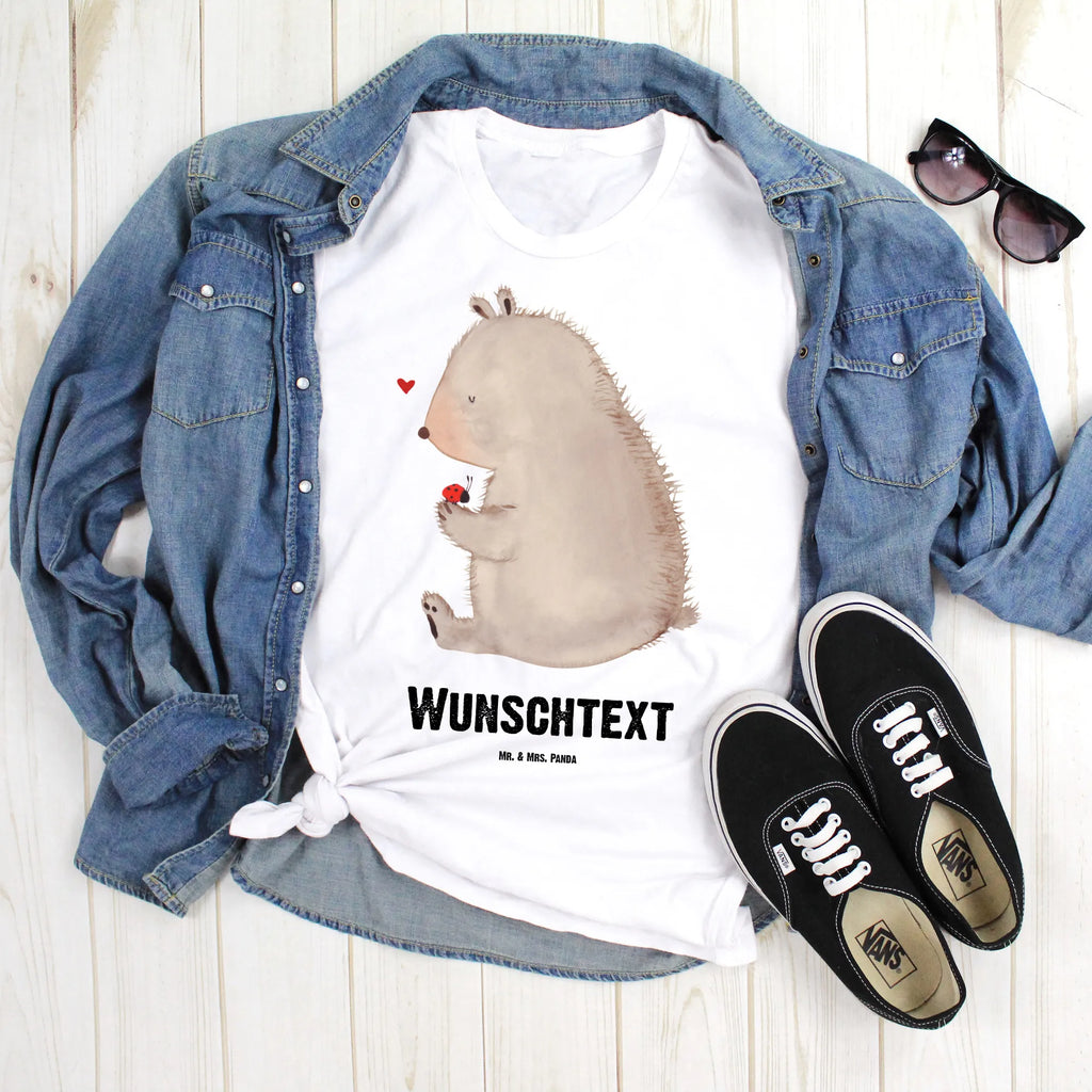 Personalisiertes T-Shirt Bär mit Marienkäfer Wunschtext, T-Shirt mit Aufruck, T-Shirt Personalisiert, T-Shirt mit Namen, Bedrucken, Teddybär, Bär, Teddy, Liebe, Motivation, Marienkäfer, Das Leben Ist schön, Freiheit