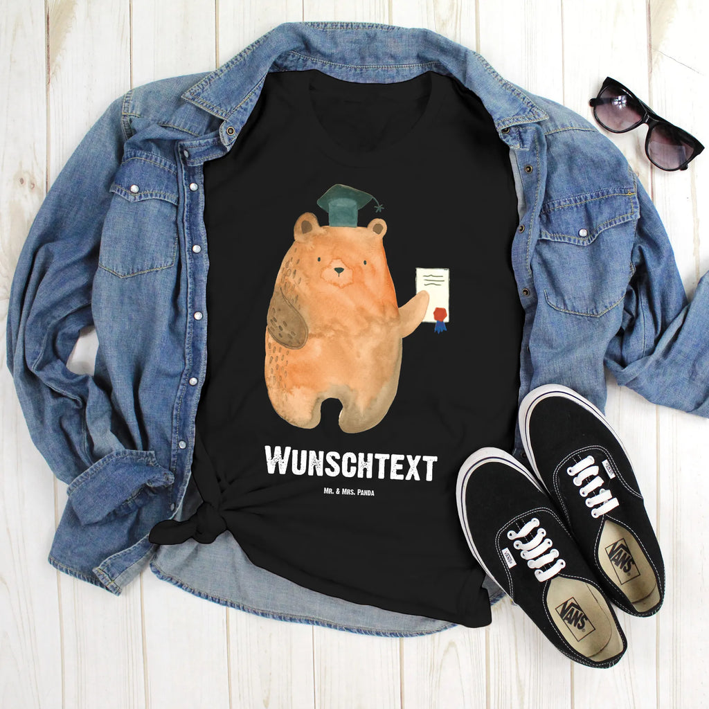 Personalisiertes T-Shirt Prüfungsbär Bedrucken, T-Shirt mit Namen, T-Shirt Personalisiert, T-Shirt mit Aufruck, Wunschtext, Teddybär, Bär, Teddy, Zeugnis, Abschluss, Prüfungen, Abitur, Abschlusszeugnis, Prüfung Bestanden