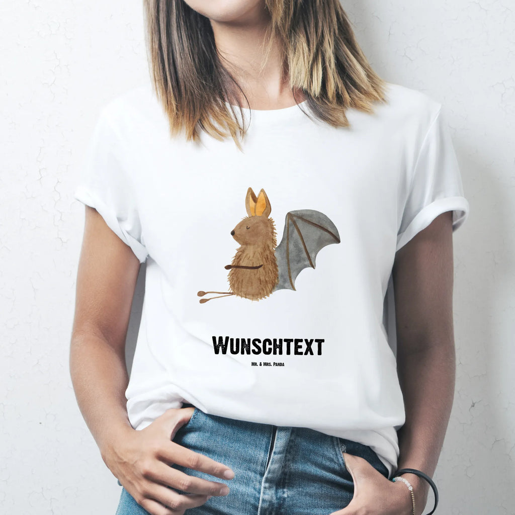 Personalisiertes T-Shirt Fledermaus sitzend T-Shirt mit Aufruck, Wunschtext, T-Shirt mit Namen, T-Shirt Personalisiert, Bedrucken, Lustige Sprüche, Gute Laune, Tiere, Tiermotive, Entspannen, Fledermäuse, Fledermaus, Motivation