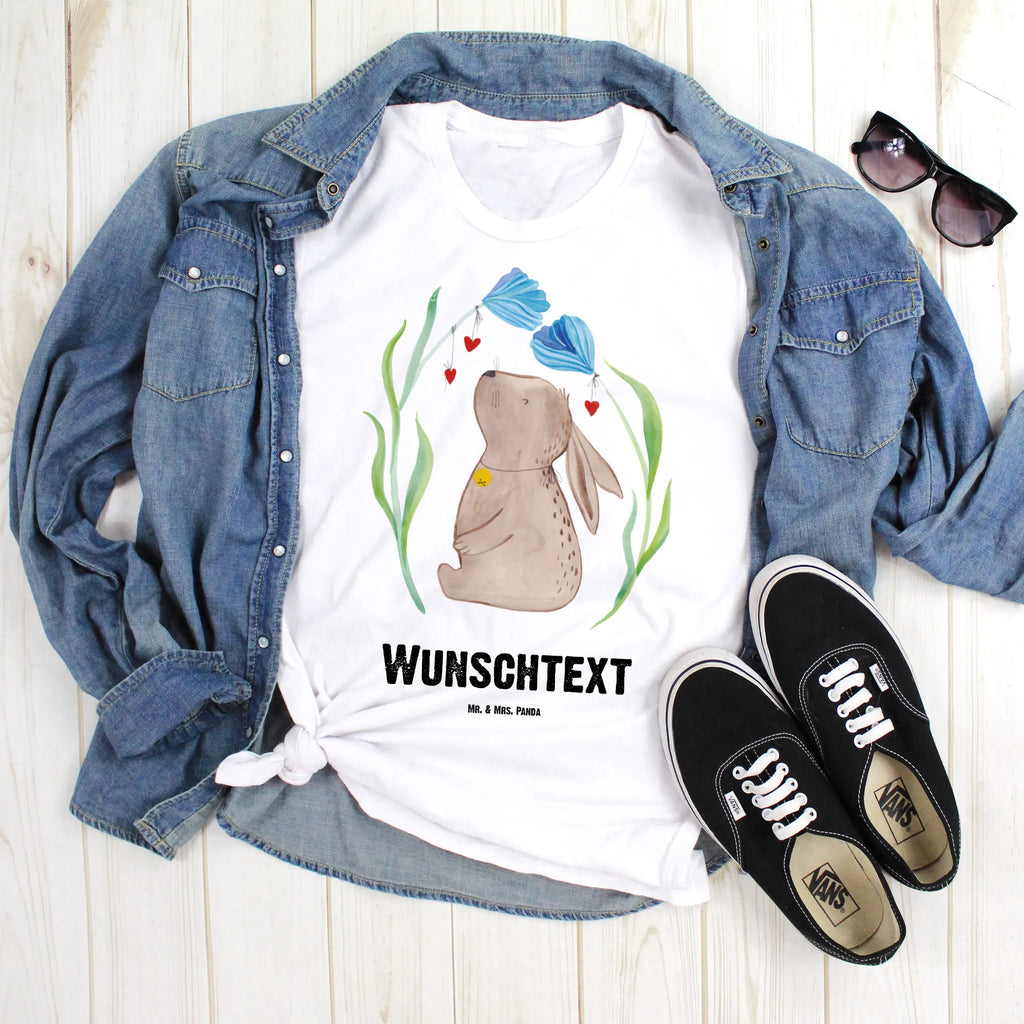 Personalisiertes T-Shirt Hase Blume Wunschtext, T-Shirt mit Namen, Männer, T-Shirt mit Aufruck, T-Shirt Personalisiert, Frauen, Bedrucken, Ostern, Osterhase, Ostergeschenke, Osternest, Osterdeko, Geschenke zu Ostern, Ostern Geschenk, Ostergeschenke Kinder, Ostern Kinder, Kind, erstes Kind, Kaninchen, Taufe, Träume, Kindergeburtstag, Geburt, Schwangerschaft, Taufgeschenk, Hase, Geburtstag, Hoffnung