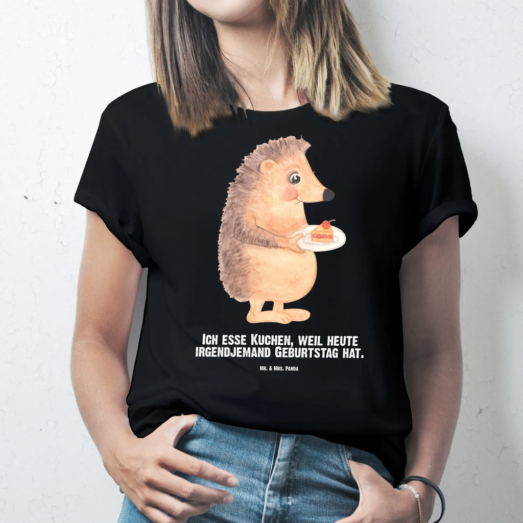 Personalisiertes T-Shirt Igel mit Kuchenstück T-Shirt mit Aufruck, Bedrucken, T-Shirt mit Namen, T-Shirt Personalisiert, Wunschtext, Lustige Sprüche, Gute Laune, Tiere, Tiermotive, Einladung Party, Igel, Geburtstagskuchen, Kuchen Backen, Kuchen, Backen Geschenk, Torte, Essen Spruch