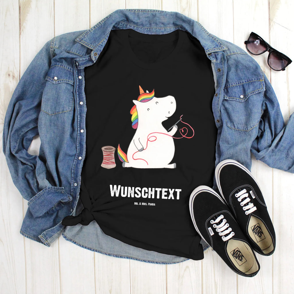 Personalisiertes T-Shirt Einhorn Näherin T-Shirt Personalisiert, Frauen, T-Shirt mit Namen, Männer, Bedrucken, T-Shirt mit Aufruck, Wunschtext, Einhorn, Einhörner, Einhorn Deko, Unicorn, Mädchen, basteln, Häkeln, Nähzimmer, Freundin, nähen, Näherin, Stricken