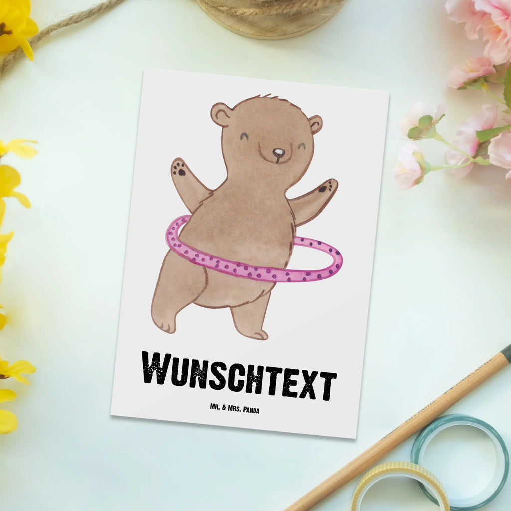 Personalisierte Postkarte Bär Hula Hoop Karte mit Wunschtext, Einladung mit Namen, Postkarte mit Wunschtext, Postkarte mit Namen, Geschenkkarte mit Wunschtext, Ansichtskarte mit Wunschtext, Ansichtskarte mit Namen, Grußkarte mit Wunschtext, Karte mit Namen, Postkarte Personalisierbar, Geschenkkarte mit Namen, Grußkarte mit Namen, Einladung mit Wunschtext, Postkarte Bedrucken, Geschenk, Schenken, Sport, Sportart, Hobby, Danke, Dankeschön, Auszeichnung, Gewinn, Sportler, Fitness, Hula Hoop, Training
