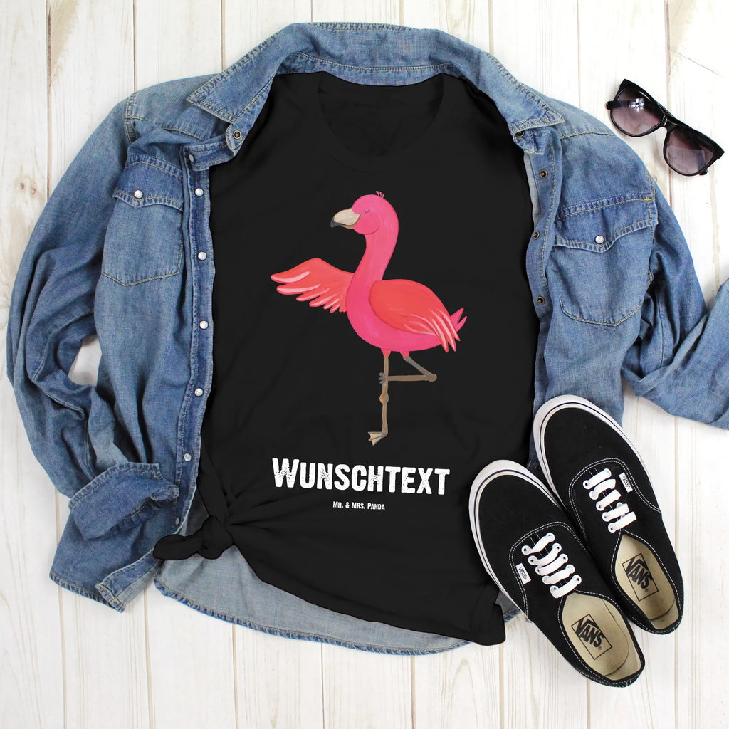 Personalised T-Shirt flamingo yoga Wunschtext, T-Shirt mit Aufruck, T-Shirt Personalisiert, T-Shirt mit Namen, Bedrucken, Flamingo, Aufregen, Yoga, Achtsamkeit, Entspannung, Namaste, Tiefenentspannung, Yoga-Übung, Vogel, Ärger