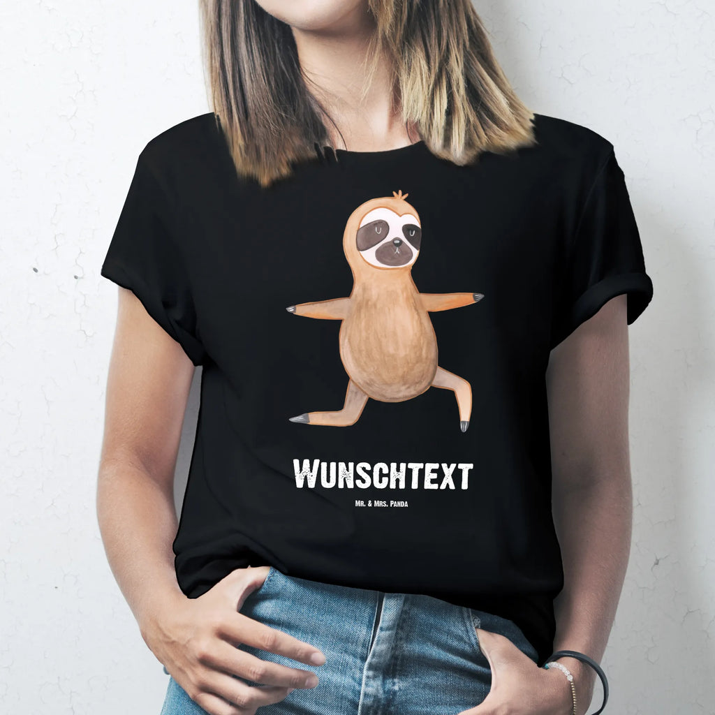 Personalisiertes T-Shirt Faultier  Yoga Bedrucken, T-Shirt mit Namen, T-Shirt mit Aufruck, Wunschtext, T-Shirt Personalisiert, Faultier, Faultier Geschenk, Faultier Deko, Meditation, Gelassenheit, faul, Namaste, Atmung, Yoga, Krieger, Faultiere, Lieblingstier, Entspannung, Yogaübungen