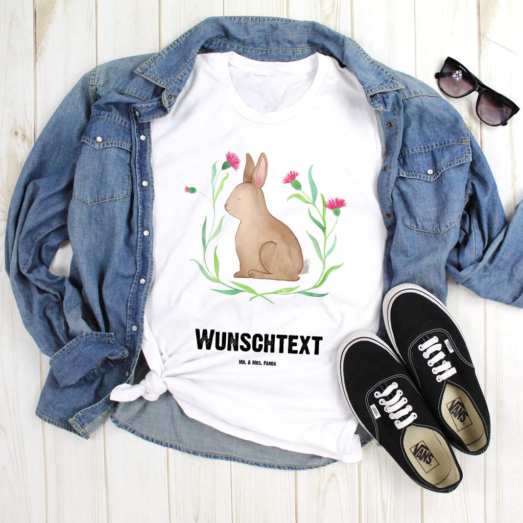 Personalisiertes T-Shirt Hase sitzend T-Shirt Personalisiert, Bedrucken, Wunschtext, T-Shirt mit Namen, T-Shirt mit Aufruck, Osternest, Ostern Geschenk, Osterdeko, Ostergeschenke Kinder, Ostergeschenke, Ostern Kinder, Osterhase, Geschenke zu Ostern, Ostern, Hase, Osterblume, Liebe, Kaninchen, Frohe Ostern, Grüße, Ostergrüße