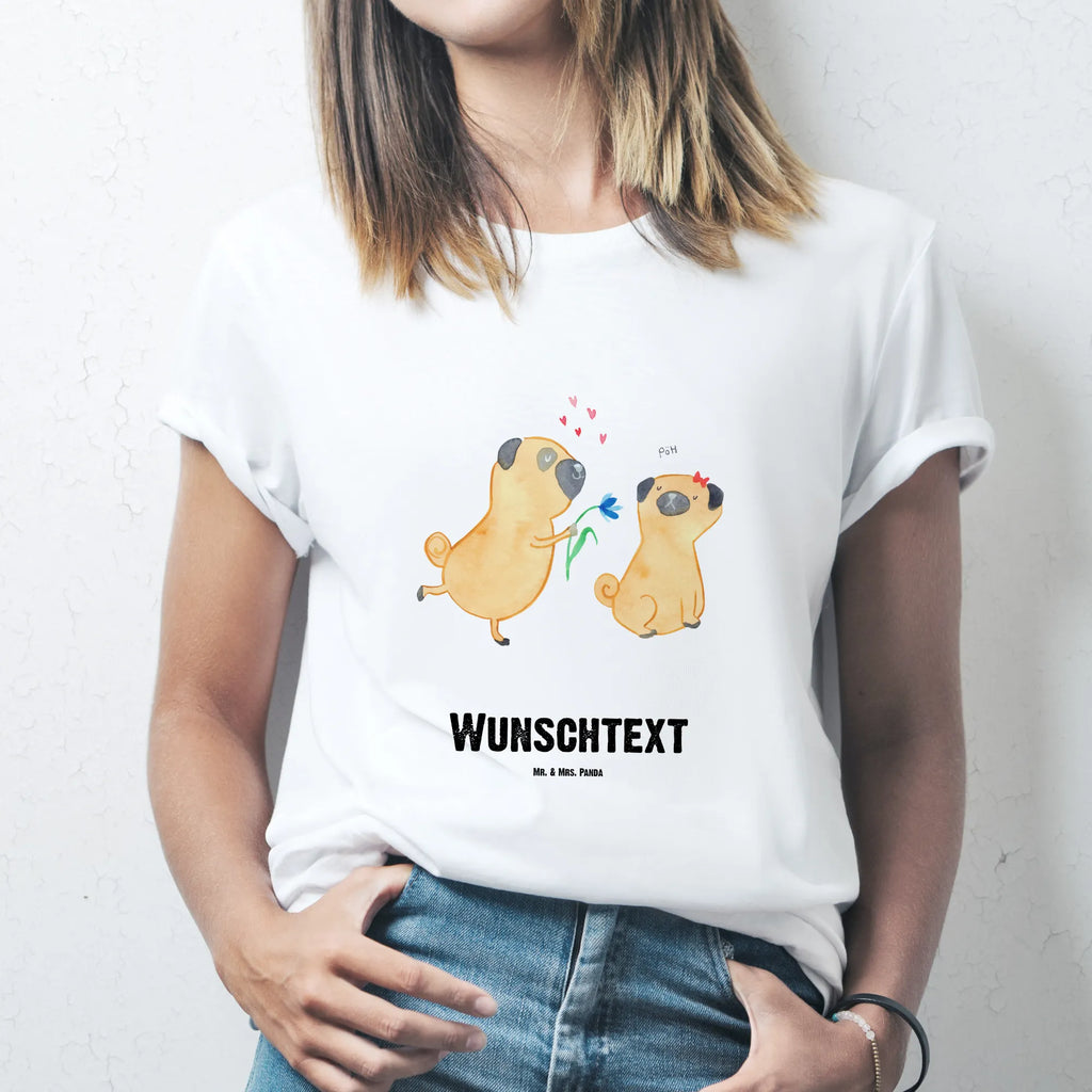 Personalisiertes T-Shirt Mops Verliebt Bedrucken, T-Shirt Personalisiert, T-Shirt mit Namen, Wunschtext, T-Shirt mit Aufruck, Hundemotiv, Hund, Sprüche, Hunderasse, Hundebesitzer, Haustier, Tierliebhaber, Geschenk Freund, Partner, Verliebt, Möpse, Hundeliebe, Mops, Liebe, Liebesspruch. Verlobt