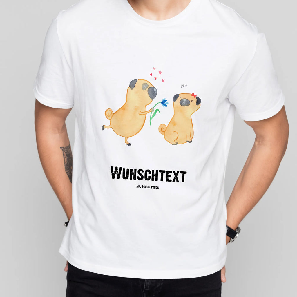 Personalisiertes T-Shirt Mops Verliebt Bedrucken, T-Shirt Personalisiert, T-Shirt mit Namen, Wunschtext, T-Shirt mit Aufruck, Hundemotiv, Hund, Sprüche, Hunderasse, Hundebesitzer, Haustier, Tierliebhaber, Geschenk Freund, Partner, Verliebt, Möpse, Hundeliebe, Mops, Liebe, Liebesspruch. Verlobt