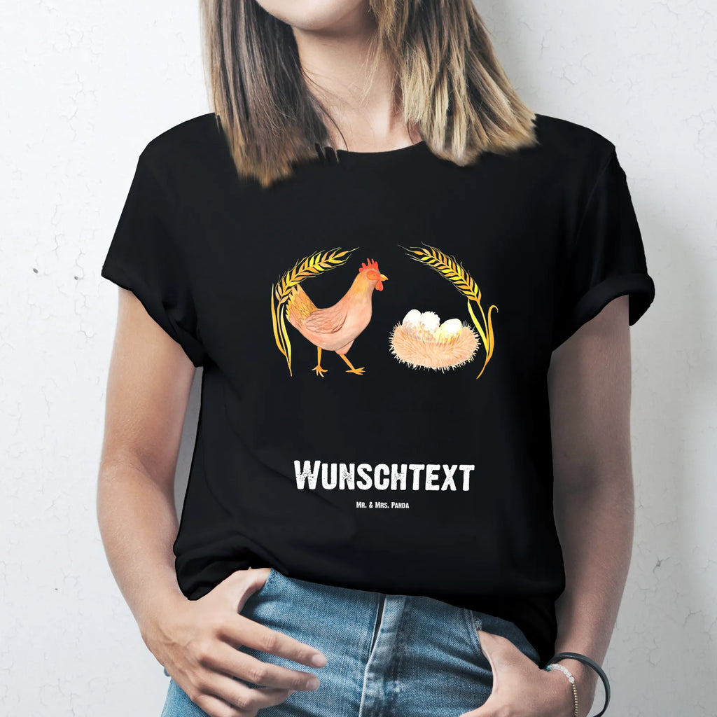 Personalised T-Shirt Chicken Proud Frauen, T-Shirt Personalisiert, Männer, Bedrucken, T-Shirt mit Namen, Wunschtext, T-Shirt mit Aufruck, Bauernhof, Hoftiere, Landwirt, Landwirtin, Schwangerschaft, Geburt, Spruch, Henne, Hühner, Hahn, Motivation, Landleben, Eier, Magie, Hof